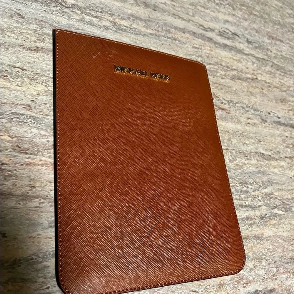 Michael Kors brown table sleeve